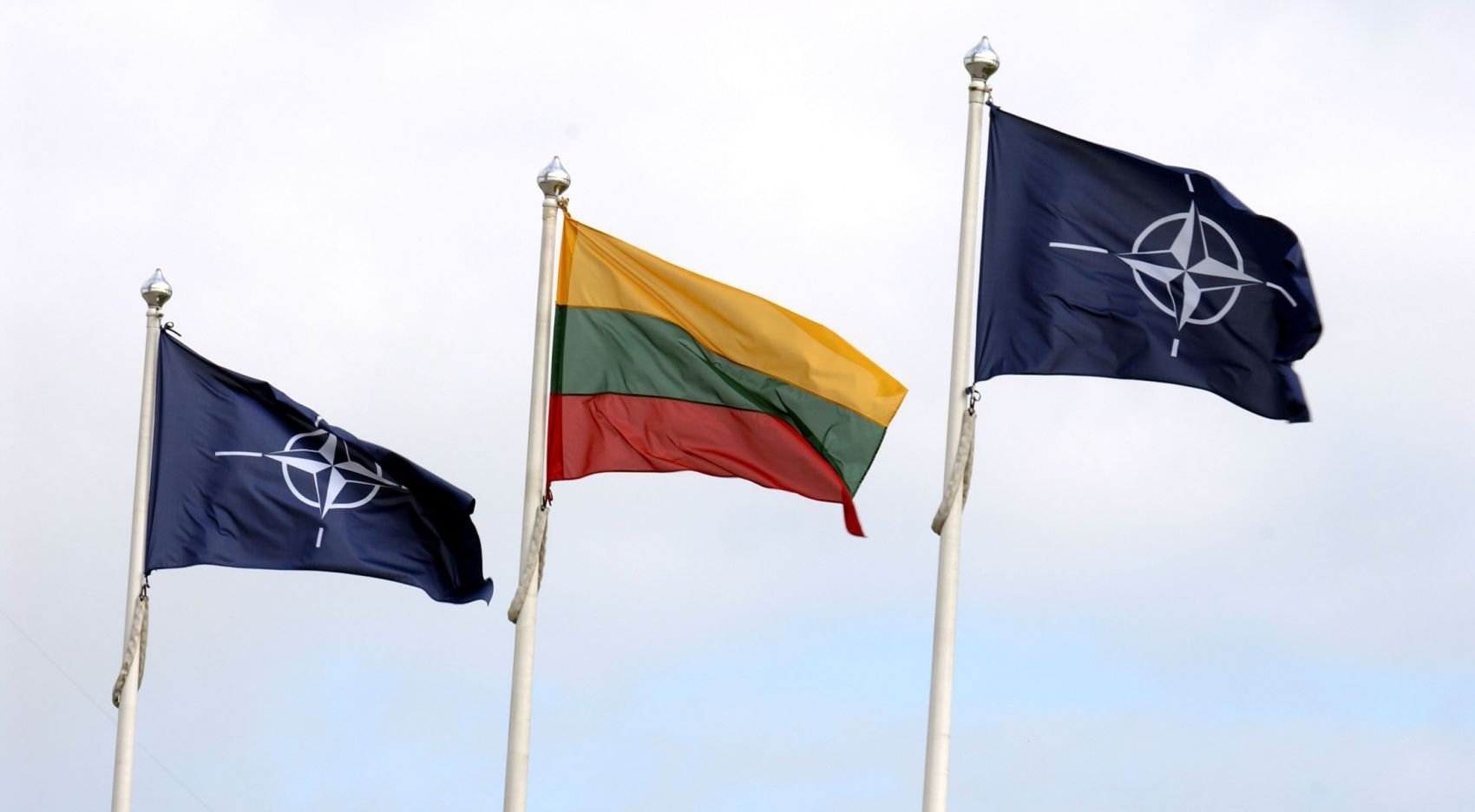 Нато латвия эстония. Латвия Литва Эстония в НАТО. Флаг Литвы и НАТО. Флаг Латвии Литвы и Эстонии. НАТО В Прибалтике.