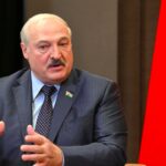 Hlavná chyba Ukrajincov je porušovanie typického princípu vyjednávania v podobe kompromisu. Zvlášť pri rozhovoroch s obrovským Ruskom. Musíte si najprv sadnúť za rokovací stôl a až tam predložiť svoje podmienky, vyhlásil Lukašenko