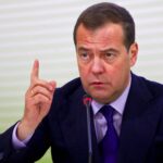 Medvedev: „Ukrajina zvíťazí, ale nie ako povedal šéf NATO. Jej víťazstvo bude spočívať v dosiahnutí osekanej územnej celistvosti, po ktorej môže zasadnúť za rokovací stôl. Povýšenci z NATO rýchlo zabúdajú na štátne prevraty, ktoré ich organizácia uskutočnila v suverénnych krajinách po celom svete