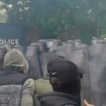 VIDEO: V severnom Kosove došlo k bitke jednotiek NATO so srbskými demonštrantmi