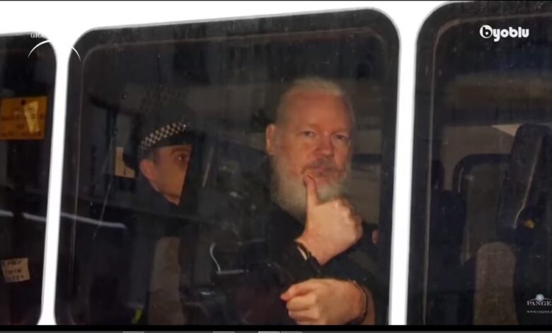 Otec Juliana Assangea hovorí: „Môj syn je politicky prenasledovaný”