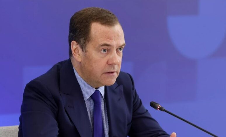 Medvedev komentoval Macronove slová o podpore Kyjeva