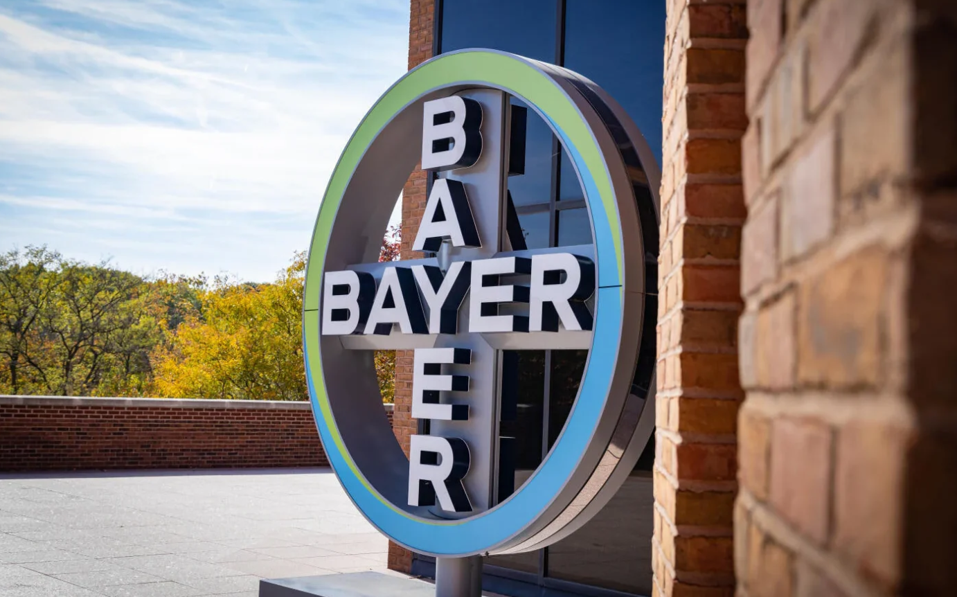 Chemický gigant Bayer sa prepadol hlboko do červených čísel