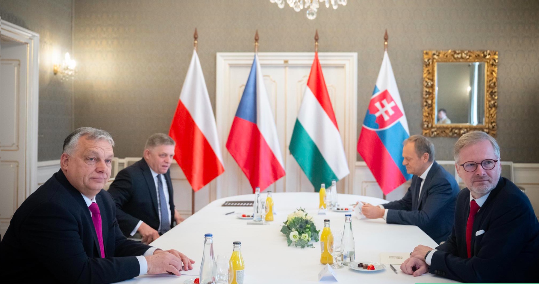 Orbán by v čase aktuálneho názorového rozkolu skupiny V4 na geopolitickú realitu chcel posilniť regionálnu spoluprácu „medzi zvrchovanými štátmi“ kam maďarský premiér zaradil Slovensko, Srbsko a Rakúsko