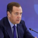 Medvedev pripustil, že sanitárna zóna by mohla prechádzať cez územie Poľska