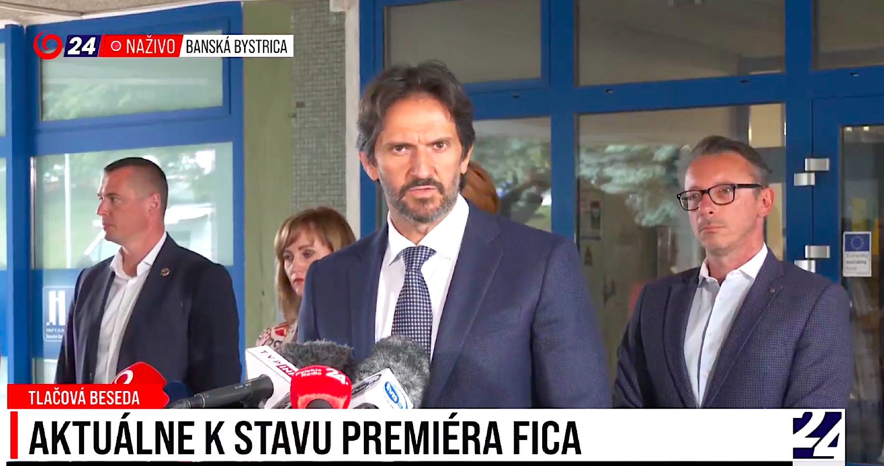 VIDEO: „Premiér Fico je po absolvovaní chirurgického zákroku pri vedomí, ale naďalej sa vo veľmi vážnom stave nachádza na ARO,“ informoval vicepremiér Kaliňák so šéfkou nemocnice.