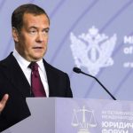 “Divadelná inštitúcia”: Nerešpektovanie imunity krajín môže byť krokom k vojne – Medvedev na adresu ICC