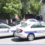 Terorista s kušou strieľal na izraelskom veľvyslanectve v Belehrade. Zranený žandár ho zastrelil