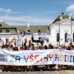 PRIESKUM Zhruba polovica Slovákov nesúhlasí s rovnakými právami pre LGBT páry
