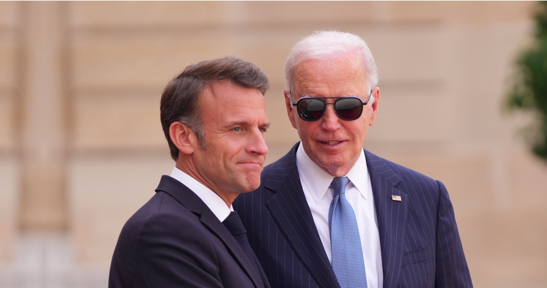 Biden s Macronom na spoločnom stretnutí v Paríži deklarovali neochvejnú podporu Ukrajine v boji proti Rusku.