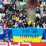 Vráťte nám voľby! Na ukrajinskej vlajke na zápase so Slovenskom. Netrvalo dlho a bola preč