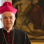 Ostrého kritika pápeža Františka exkomunikovali. Vatikán arcibiskupa Vigana uznal vinným zo schizmy