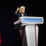 VIDEO: Macron po prepadáku v eurovoľbách utrpel ďalšiu fatálnu porážku. Le Penovej strana a jej spojenci sú víťazmi prvého kola predčasných volieb vo Francúzsku.