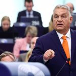 Orbán naložil eurokomisii a von der Leyenovej za jej chybnú politickú stratégiu, keď namiesto mierového riešenia konfliktu na Ukrajine podporuje vojnu, aj keď všetci na Západe už priznávajú ukrajinskú prehru, za útoky voči tým, ktorí majú iný politický názor, za antidemokratické praktiky a pokrytectvo, ale aj za očierňovanie Maďarska a jeho vlády