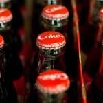 COCA-COLA! Z obchodov sťahujú 26 miliónov fliaš nápojov