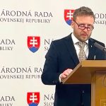 VIDEO: Splnomocnenec vlády Peter Kotlár ide na súd podporiť bývalého vojaka, ktorého obžalovali za to, že odmietol splniť neexistujúcu povinnosť počas covidového teroru.