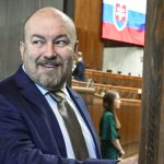 Huliak odmietol koaličnú výzvu na návrat do poslaneckého klubu SNS. Spoločne s Ľuptákom a Ševčíkom nebudú prítomní ani na rokovaní parlamentu