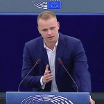 VIDEO: „Eurokomisia spoločne s progresívnymi europoslancami ohrozujú demokraciu v EÚ, ktorá sa pod vašim vedením mení na totalitné nedemokratické monštrum,“ vyhlásil europoslanec Mazurek