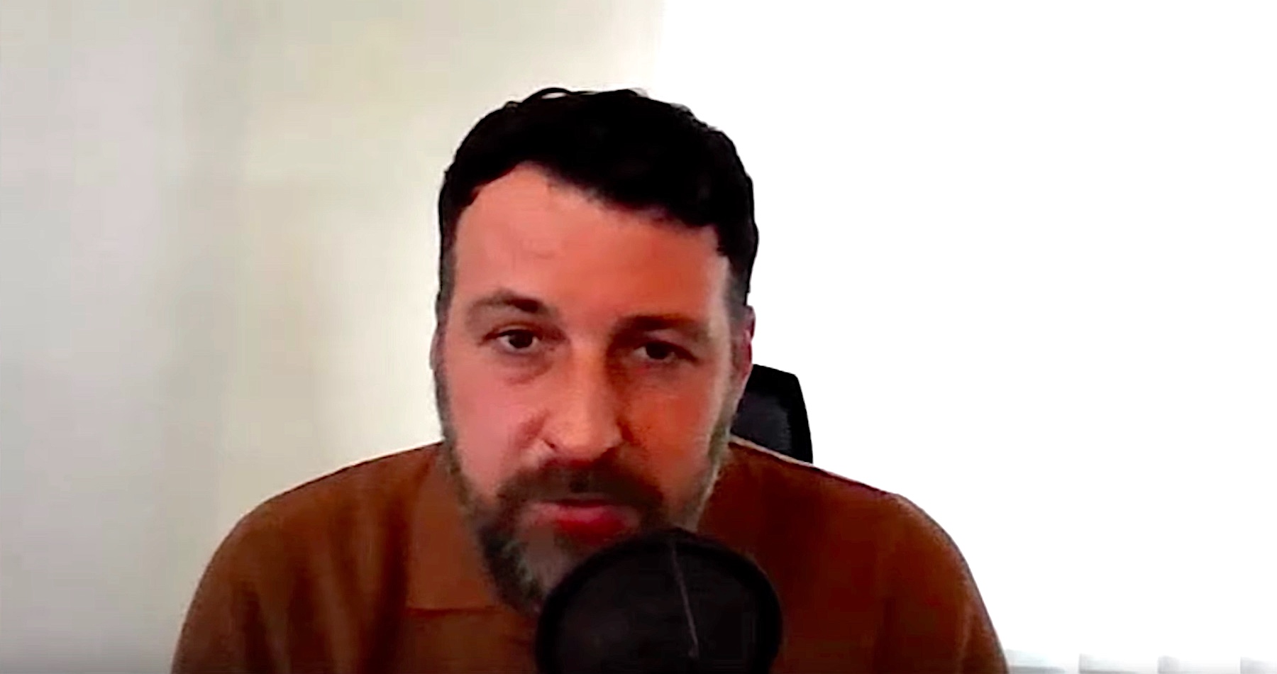 VIDEO: Psychológ Branislav Ondruška o manipulácii verejnosti zo strany psychiatrov-revolucionárov na čele s Haštom & Heretikom, dehonestujúcich listom premiérovi svoju disciplínu a podnecujúcich v slovenskej spoločnosti ešte väčšiu nenávisť a konflikt. Vyjadril tiež počudovanie nad tým, že obaja títo politickí aktivisti nevedeli odhadnúť, akú negatívnu reakciu u občanov Slovenska vyvolajú. Pripomenul tiež, ako skupinka politických aktivistov v radoch psychológov zarážajúco mlčala, keď na Roberta