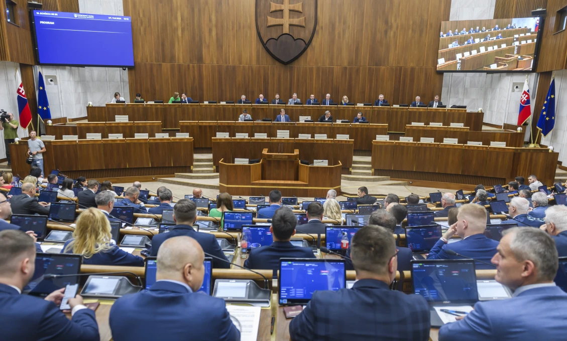 Schôdzu k odvolaniu vlády neotvorili, plénum sa o to pokúsi opäť v stredu