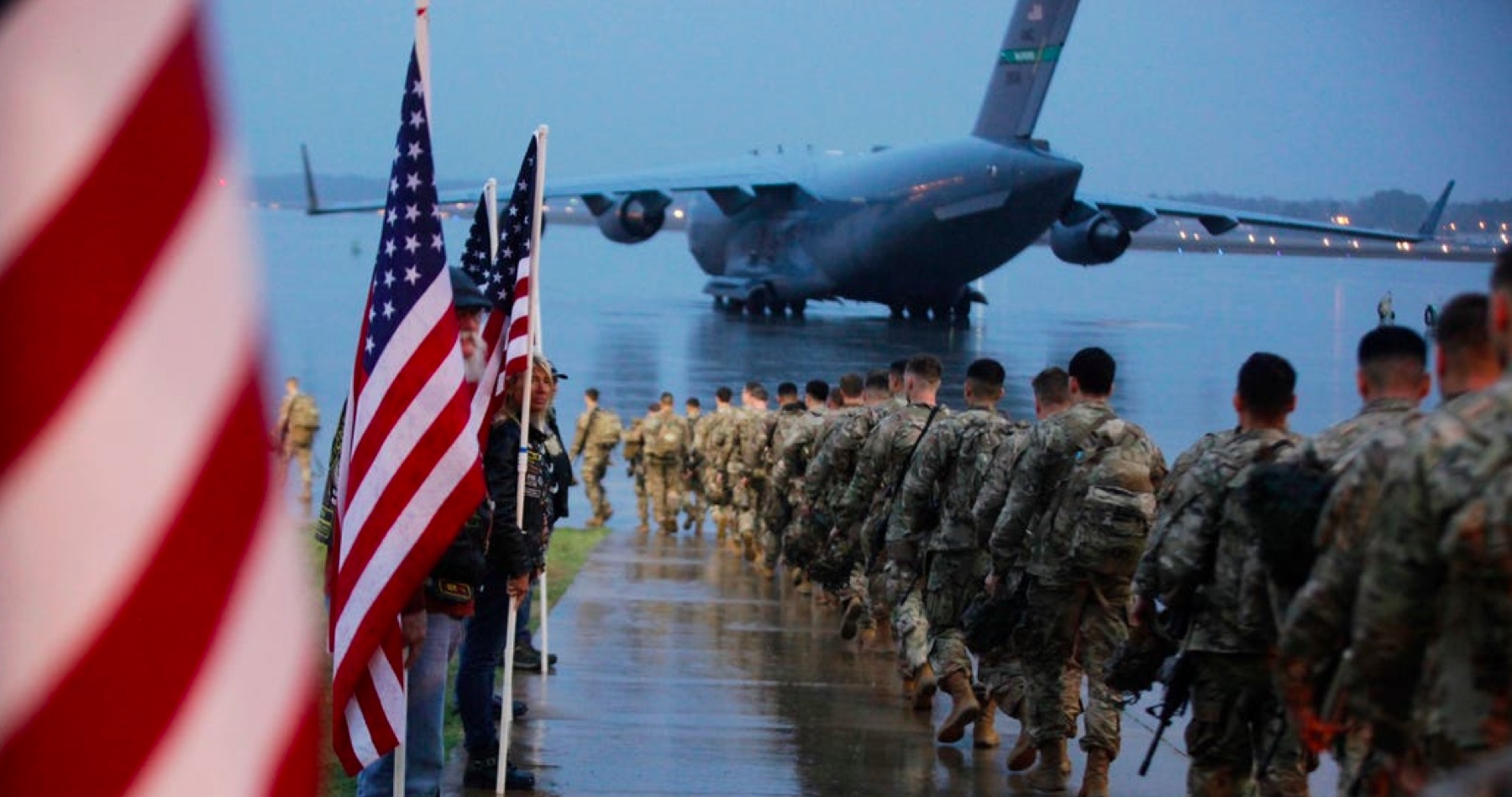 Pentagón zvažuje stiahnuť tisícky amerických vojakov z východnej Európy, píše NBC News