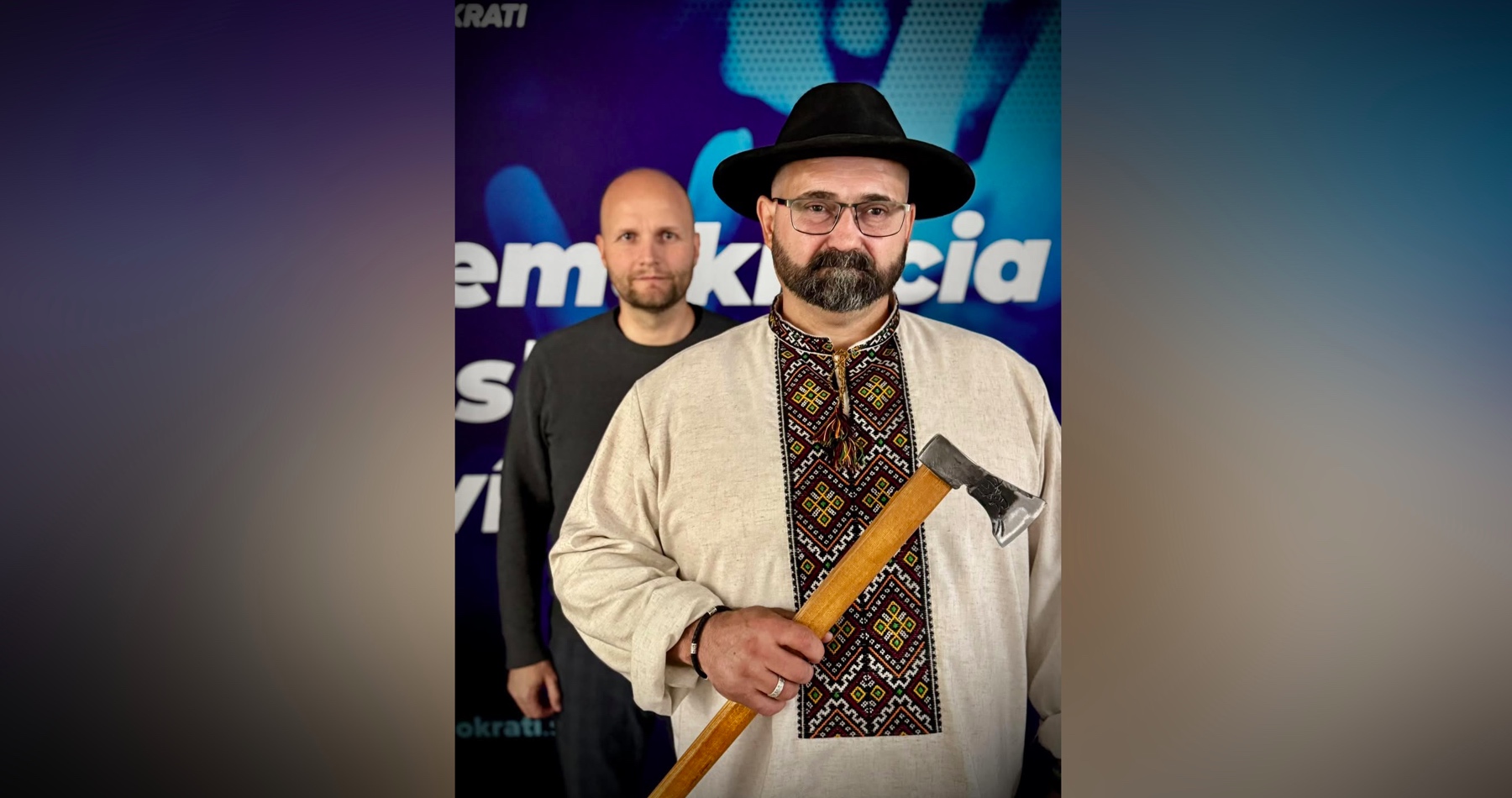 Sfanatizovaný člen militantnej Naďovej strany Demokrati, ktorý sa rok po atentáte na premiéra na protivládnom proteste s valaškou v ruke vyhrážal Ficovi smrťou, keď hovoril o poslednej kvapke a klinci do jeho rakvy, už nie je trestne stíhaný