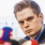 Progresívno-liberálnemu cenzorovi Davidovi Púchovskému tečú peniaze z verejných zdrojov aj počas Ficovej vlády