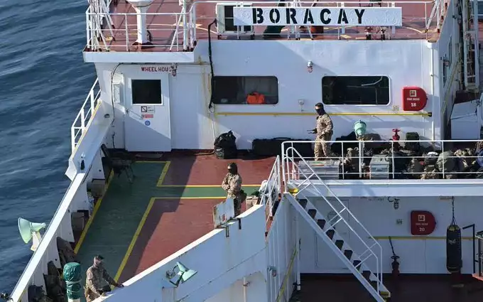 Analytici o Macronovi: Skúsil zo seba urobiť piráta no len si upevnil titul hlavného klauna svetovej geopolitiky