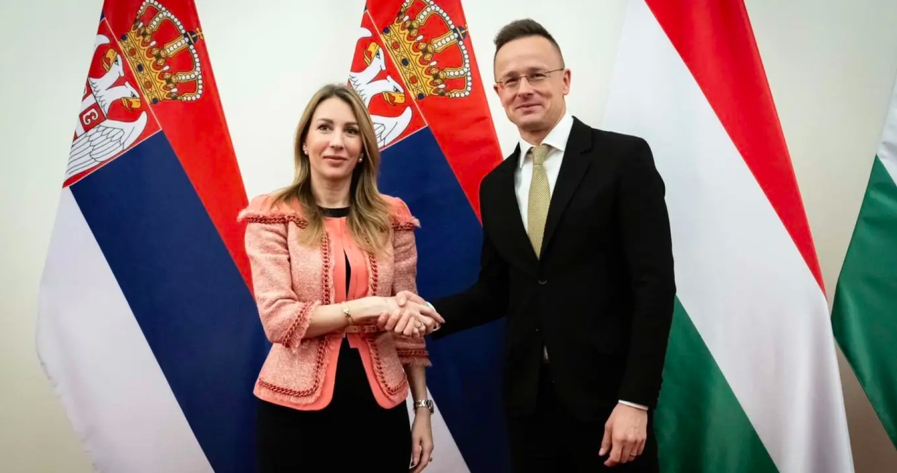 Maďarská rafinéra MOL zvýši export ropy do Srbska po tom, čo srbský prezident Aleksandar Vučič varoval, že americké sankcie na ruské ropné spoločnosti spôsobia nielen zvýšenie cien pohonných hmôt, ale poškodia aj finančný systém jeho krajiny