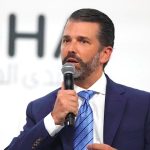 VIDEO: „Zelenskyj predlžuje vojnu, pretože, ak by skončila nikdy viac voľby nevyhrá,“ vyhlásil syn amerického prezidenta Donald Trump Jr., ktorý zároveň označil Ukrajinu za skorumpovanú krajinu, z ktorej bohatí utiekli na Západ, v Monaku sa vyvážajú v superdrahých autách, zatiaľ čo na fronte bojuje „roľnícka trieda“. 