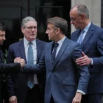 Francúzsko bez rozpočtu, vláda na spadnutie! No Macron v Londýne zachraňuje Ukrajinu