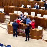 VIDEO: Pacient z Trnavy v bezprostrednej blízkosti provokoval premiéra Roberta Fica počas jeho parlamentného vystúpenia. V cirkuse mu z balkóna sekundoval Pročko