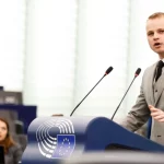 VIDEO: Mazurek varuje pred šialeným nariadením: Brusel chce sledovať každý kilometer vášho auta!