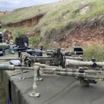 Po zvrhnutí francúzskeho bábkového režimu, prichádzajú na ostrov Slovana Mórica Beňovského ďalší Slovania – ruskí poradcovia.