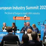 VIDEO: „Európska únia musí urýchlene znížiť vysoké ceny energií, aby európsky priemysel bol schopný konkurovať USA a Číne,“ varovali poprední obchodní lídri na zasadnutí Európskeho priemyselného samitu v Belgicku.