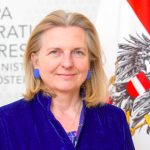 „Z ministrov energetiky sa stali ideologickí ministri klímy,“ skonštatovala bývalá rakúska ministerka zahraničných vecí Karin Kneisslová a zároveň poukázala na to, že v dnešnej Európe sa ideologizuje úplne všetko