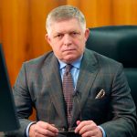 Robert Fico kritizuje silácke reči maďarského premiéra Pétera Magyara o tom, že Maďarsko susedí samo so sebou, ako aj veľkolepé sľuby nemeckého kancelára Friedricha Merza o návrate Nemecka na globálnu scénu.