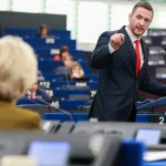 VIDEO: Zelenskyj obnovuje nacistické jednotky za peniaze z EÚ! Uhrík si v EP nebral servítky