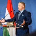 Maďari píšu: Neplatnosť referenda posilnila politickú pozíciu premiéra Roberta Fica