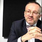 VIDEO: Exšéf SIS Vladimír Pčolinský: Najväčší špión je mobil. Dokáže prezradiť celý náš život a dostať sa doň dá navonok obyčajnou esemeskou. Politici si ho dávajú aj pod zadok